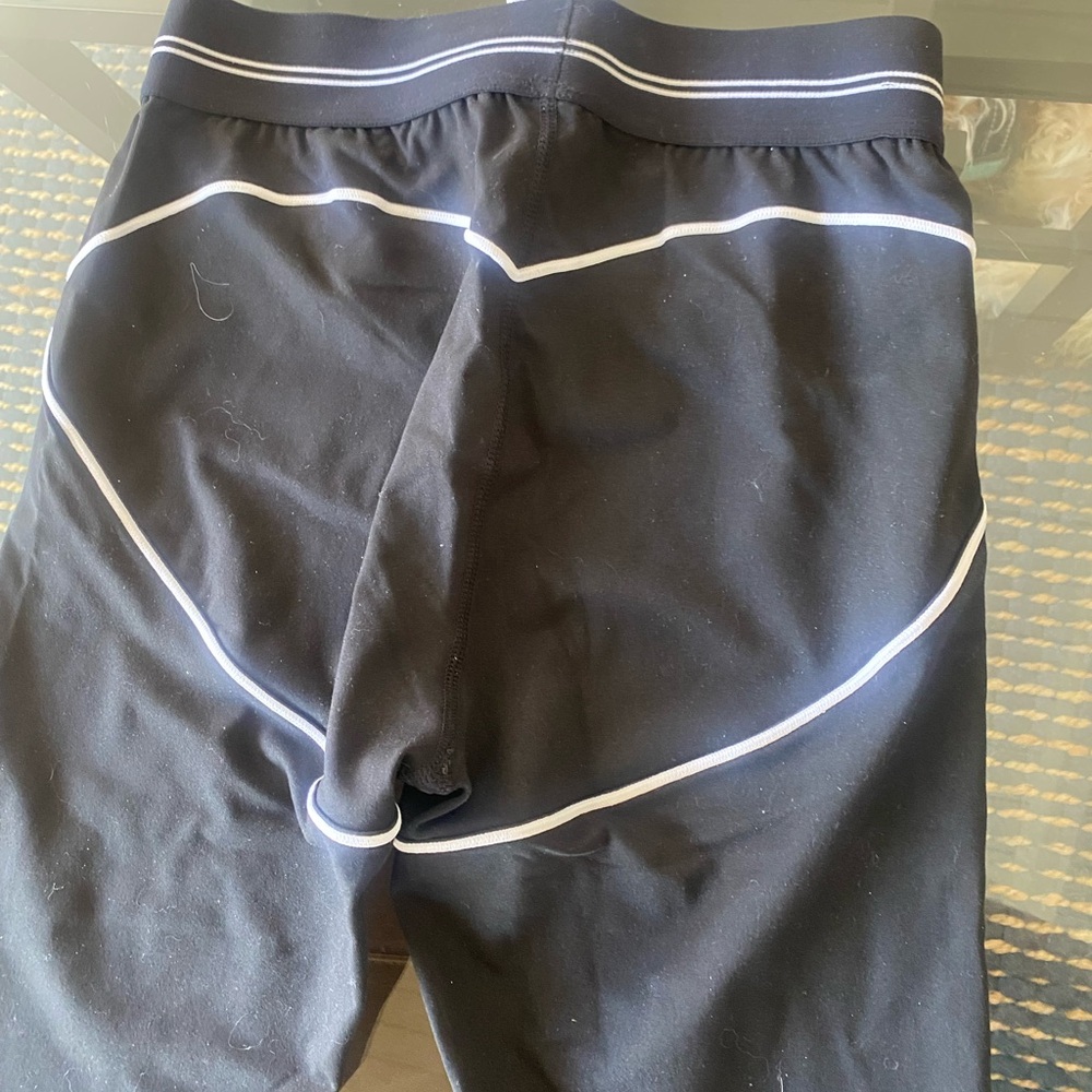 ALO Yoga Black Leggings with White Piping - Picture 7 of 8